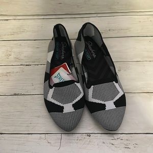 Black and white Stretch Skechers